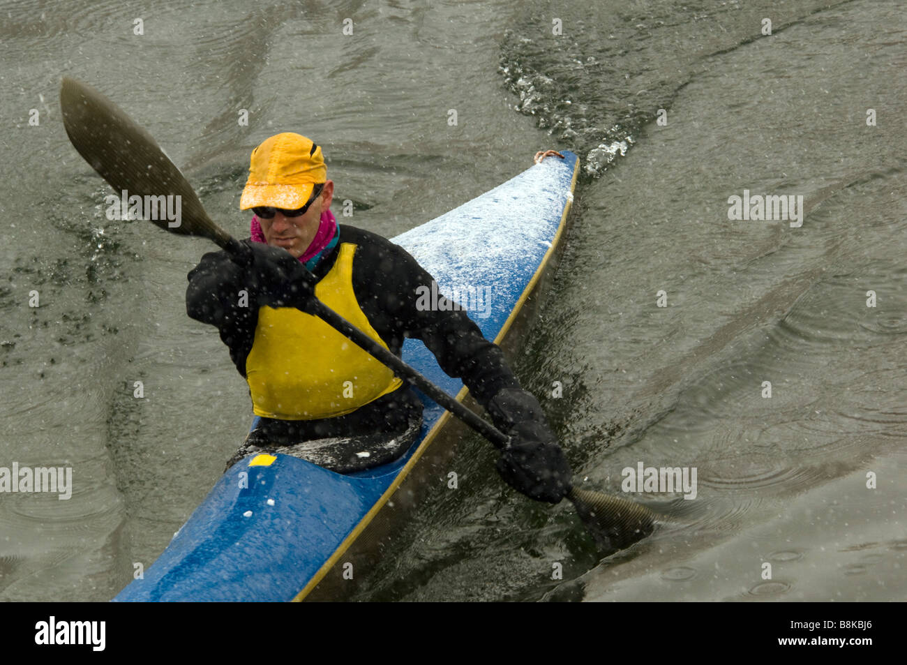 Un ex nazionale statunitense paddler kayak sulle rive di un fiume in coregoni, MT. Foto Stock