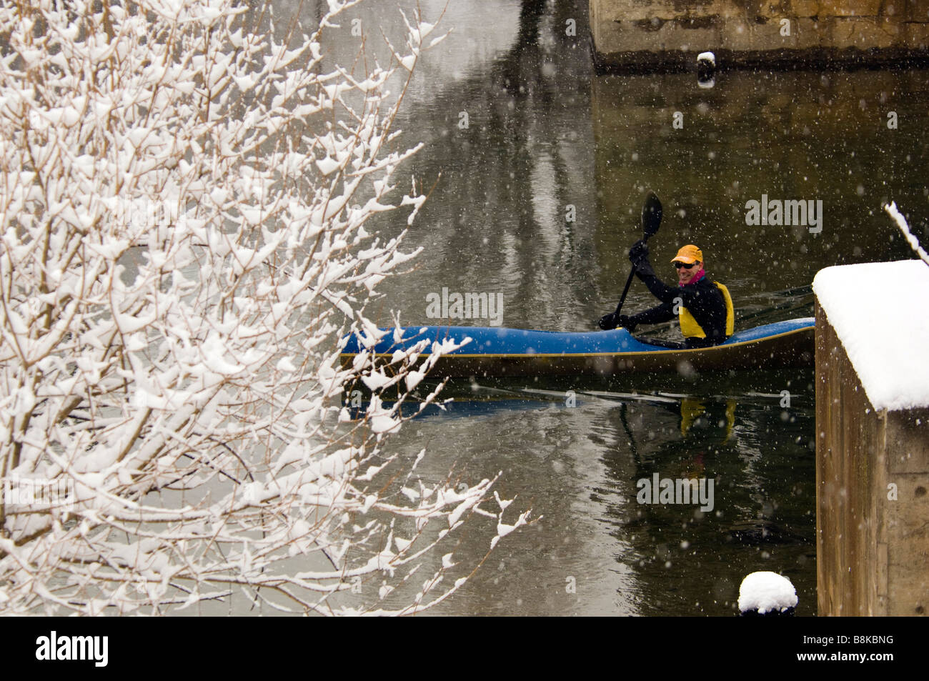 Un ex nazionale statunitense paddler kayak sulle rive di un fiume in coregoni, MT. Foto Stock