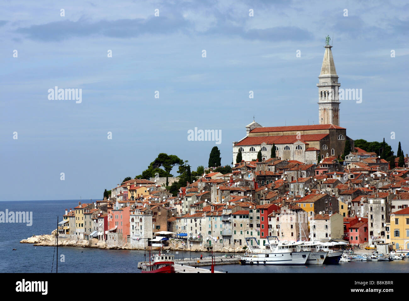 Chiesa di Sant'Eufemia e la città vecchia di Rovigno nella regione dell' Istria in Croazia Foto Stock