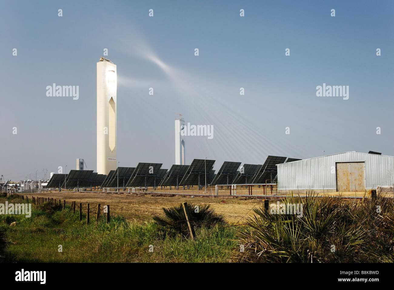Il PS10 torre solare power plant produce pulire potenza termoelettrica dal sole - Abengoa Solúcar platform in Andalusia Spagna Foto Stock