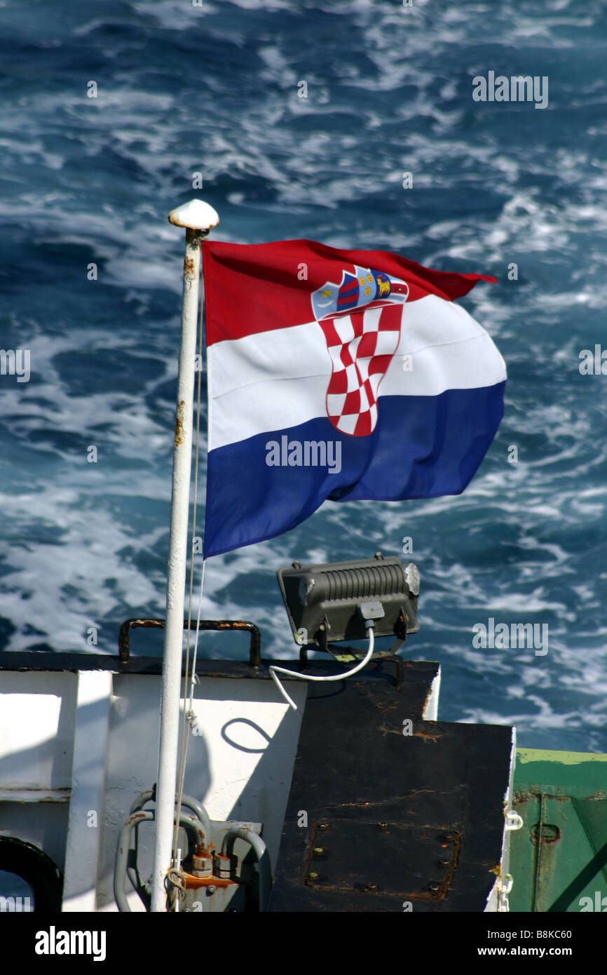 Bandiera croata sulla Croazia costiere in traghetto Crociera sul Paese del Mare Adriatico costa Foto Stock