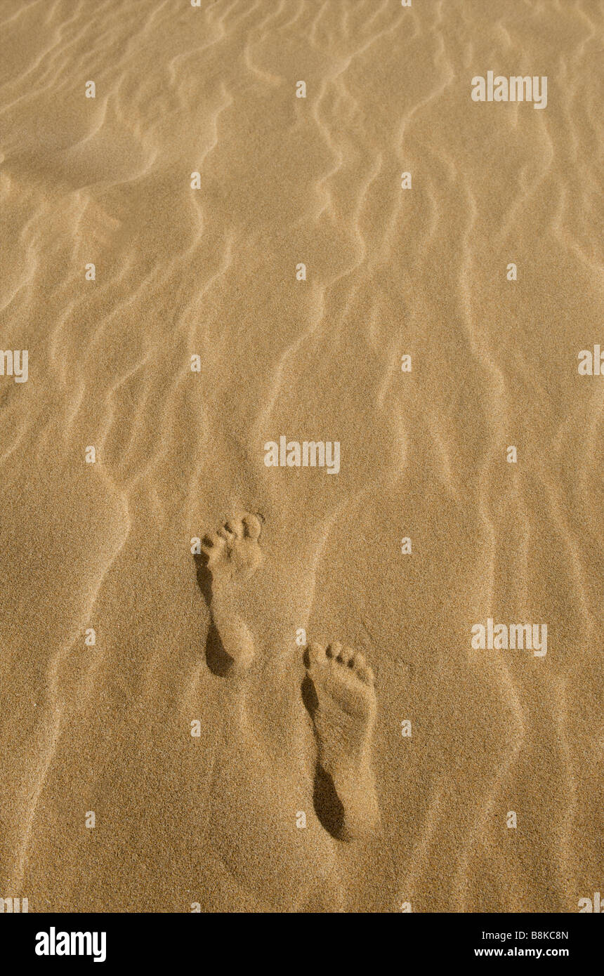 Il piede destro e sinistro stampe umana nella sabbia da sopra alla spiaggia australiana Foto Stock