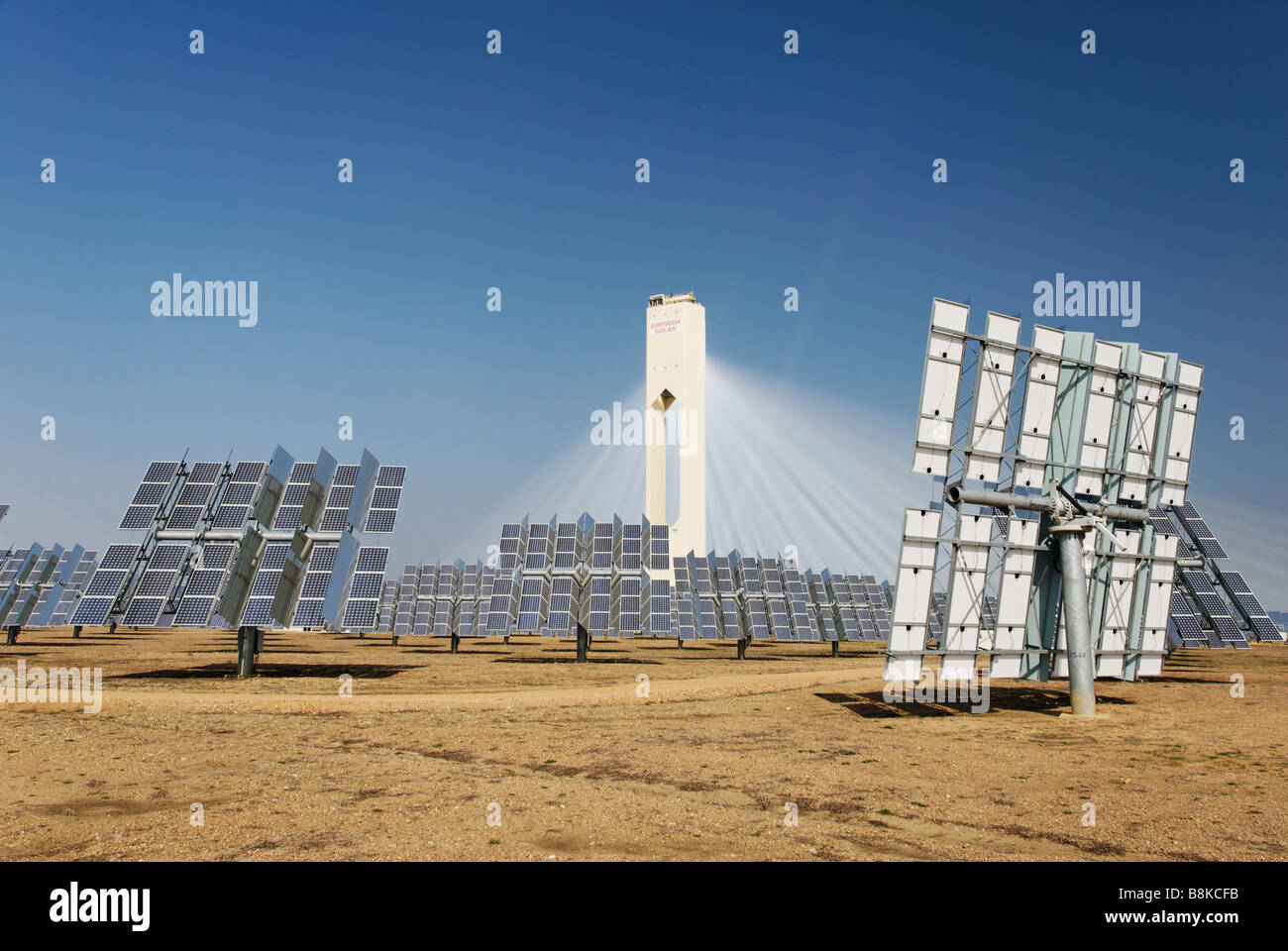 Il PS10 torre solare power plant produce pulire potenza termoelettrica dal sole - Abengoa Solúcar platform in Andalusia Spagna Foto Stock