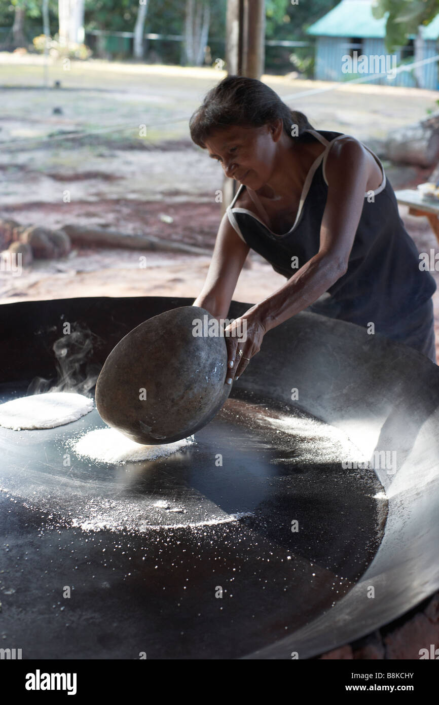 La donna la cottura di tapioca (crepes fatte di amido di manioca) in Amazzonia, Brasile Foto Stock