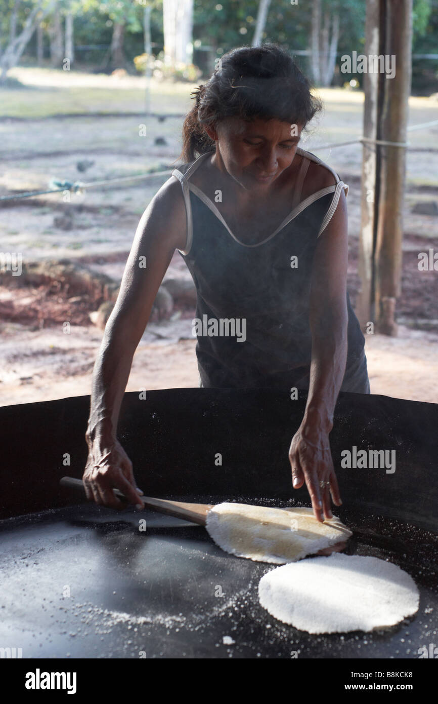 La donna la cottura di tapioca (crepes fatte di amido di manioca) in Amazzonia, Brasile Foto Stock