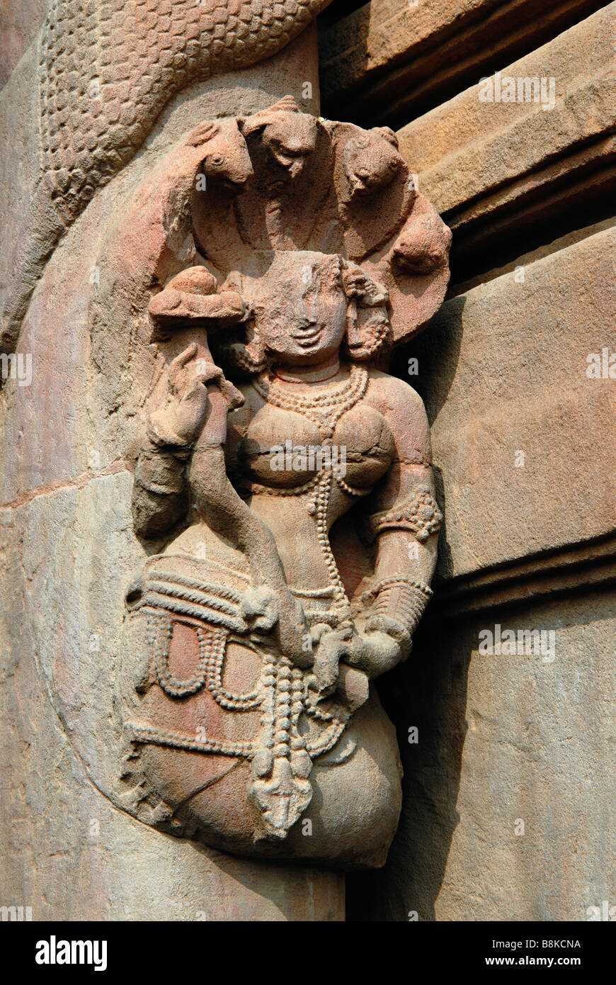 Tempio Muktesvara- Nagini figura sul pilastro della porzione incavata del deul. L Orissa, Bhubaneshwar, India. Foto Stock