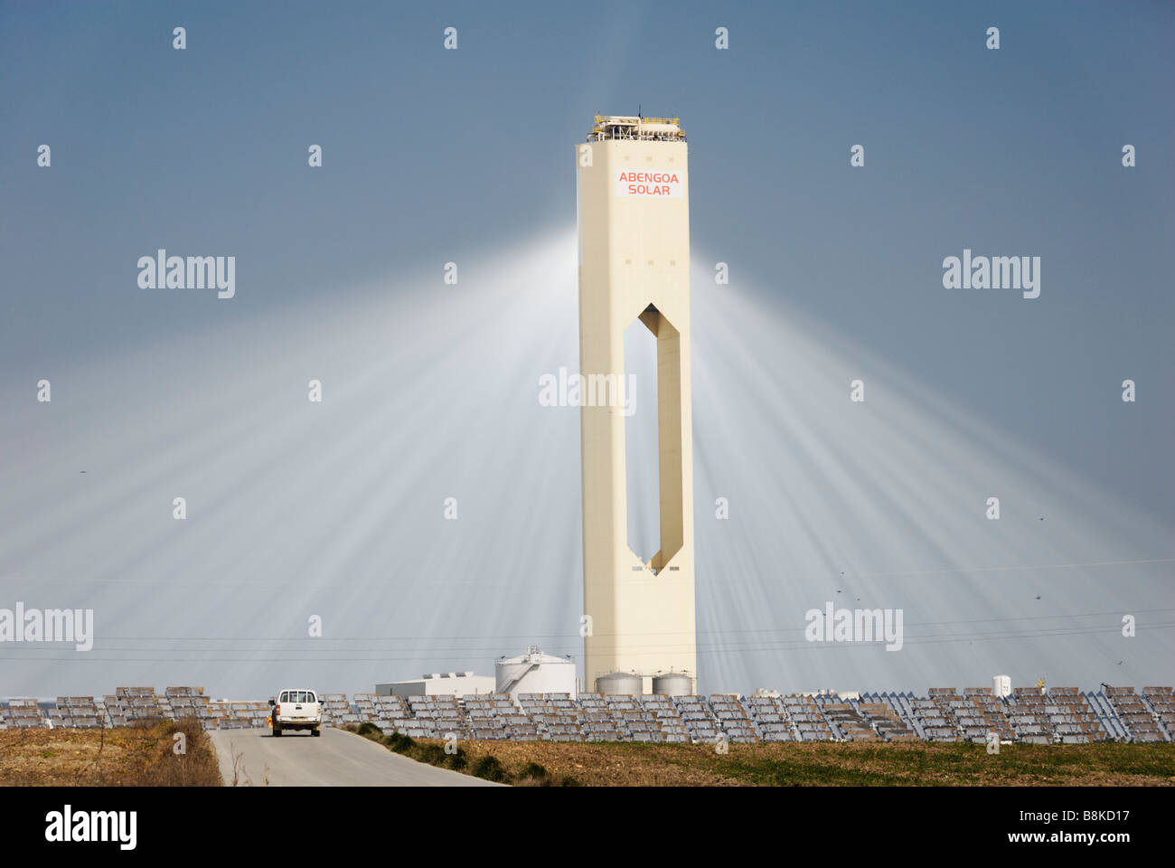 Il PS10 torre solare power plant produce pulire potenza termoelettrica dal sole - Abengoa Solúcar platform in Andalusia Spagna Foto Stock