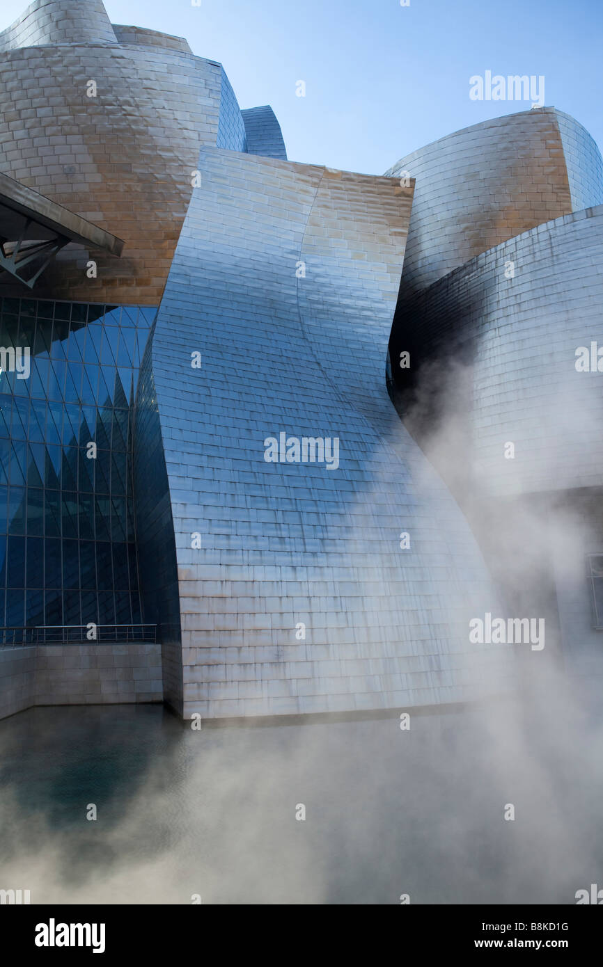 Frank Gehry il Guggenheim Museum Bilbao, Spagna. Con il vapore scultura. Foto Stock