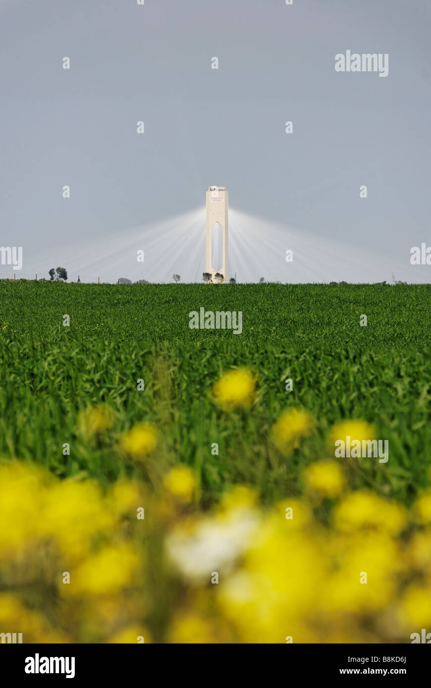 Il PS10 torre solare power plant produce pulire potenza termoelettrica dal sole - Abengoa Solúcar platform in Andalusia Spagna Foto Stock