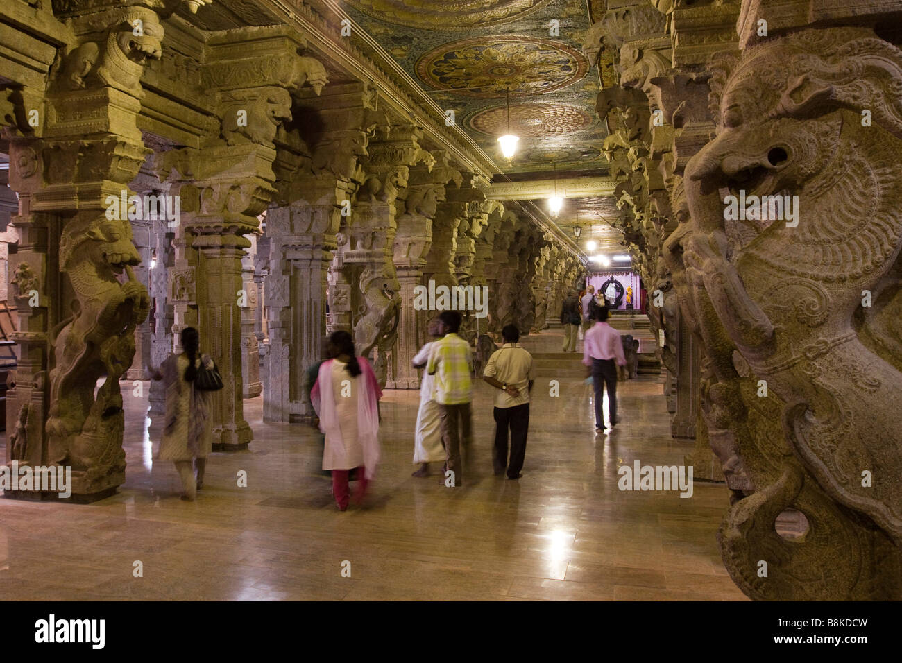 India Tamil Nadu Madurai Sri Meenakshi Temple visitatori nel Ayriakkal Mandapa mille pillared hall Foto Stock
