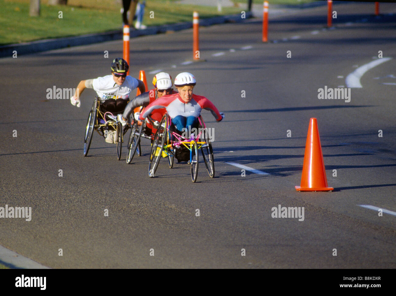 Sedia a rotelle racers round curva durante la gara Foto Stock