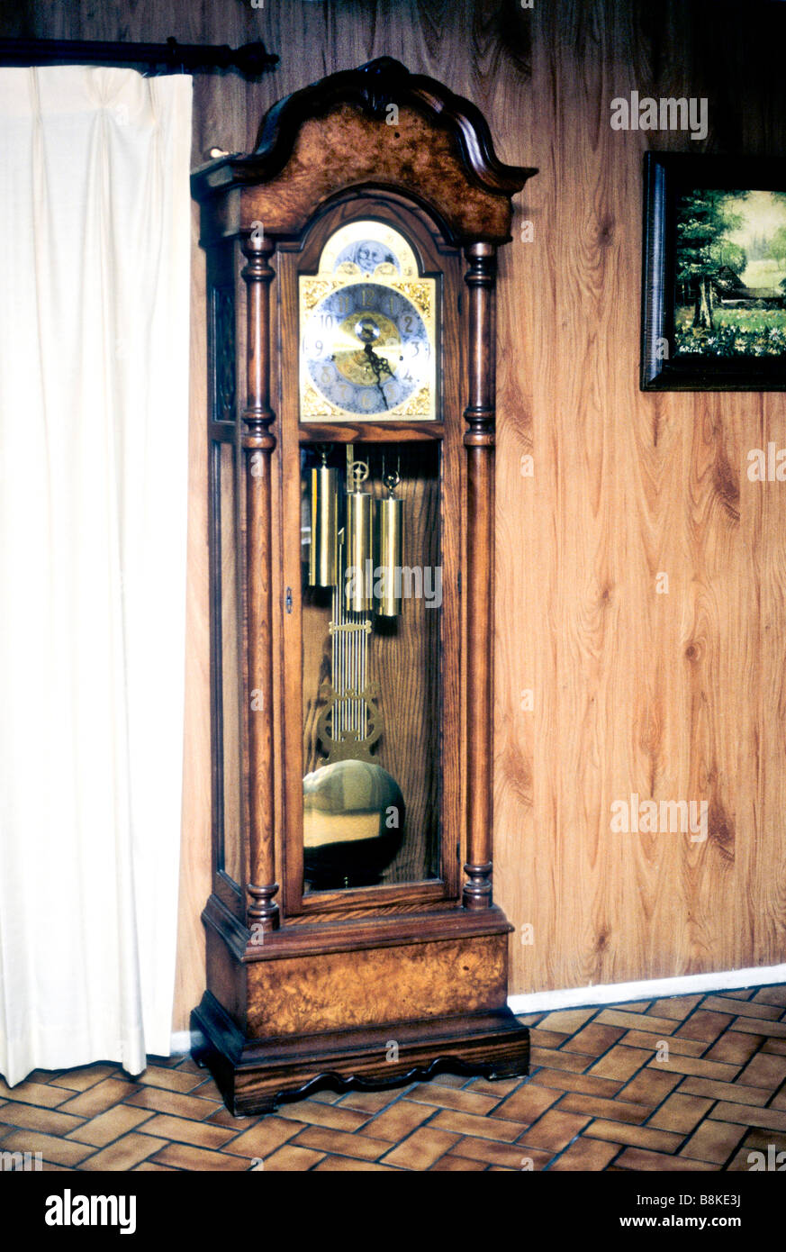 Orologio del nonno suono faccia a pendolo tall stand case di legno scolpire  anello di mano ora vecchi antichi tono classico decor di allarme Foto stock  - Alamy