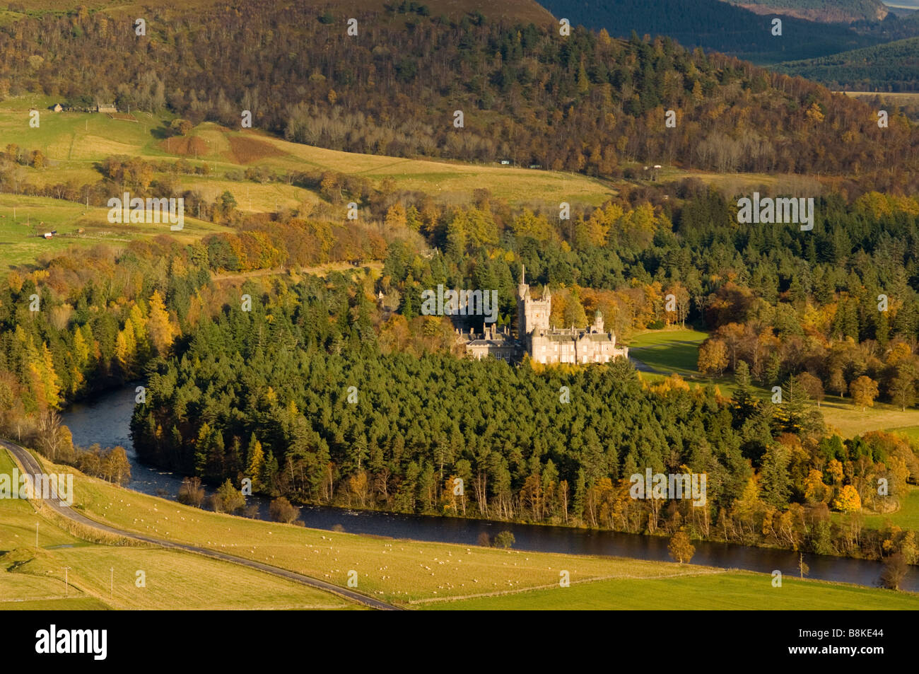 Il Castello di Balmoral, nella valle del fiume Dee in autunno, in Scozia. Foto Stock