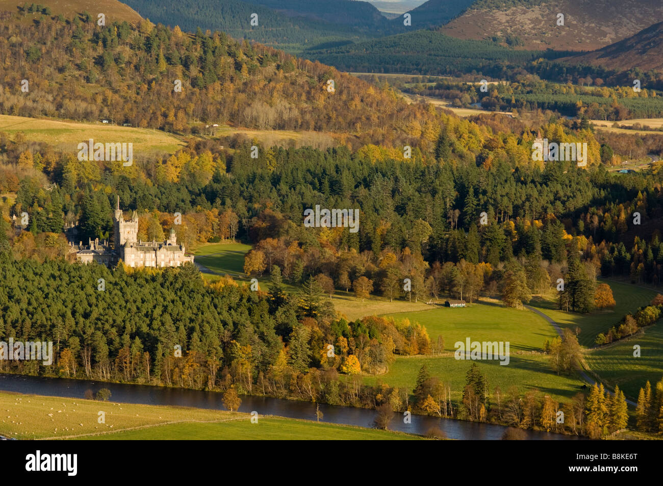 Il Castello di Balmoral, nella valle del fiume Dee in autunno, in Scozia. Foto Stock