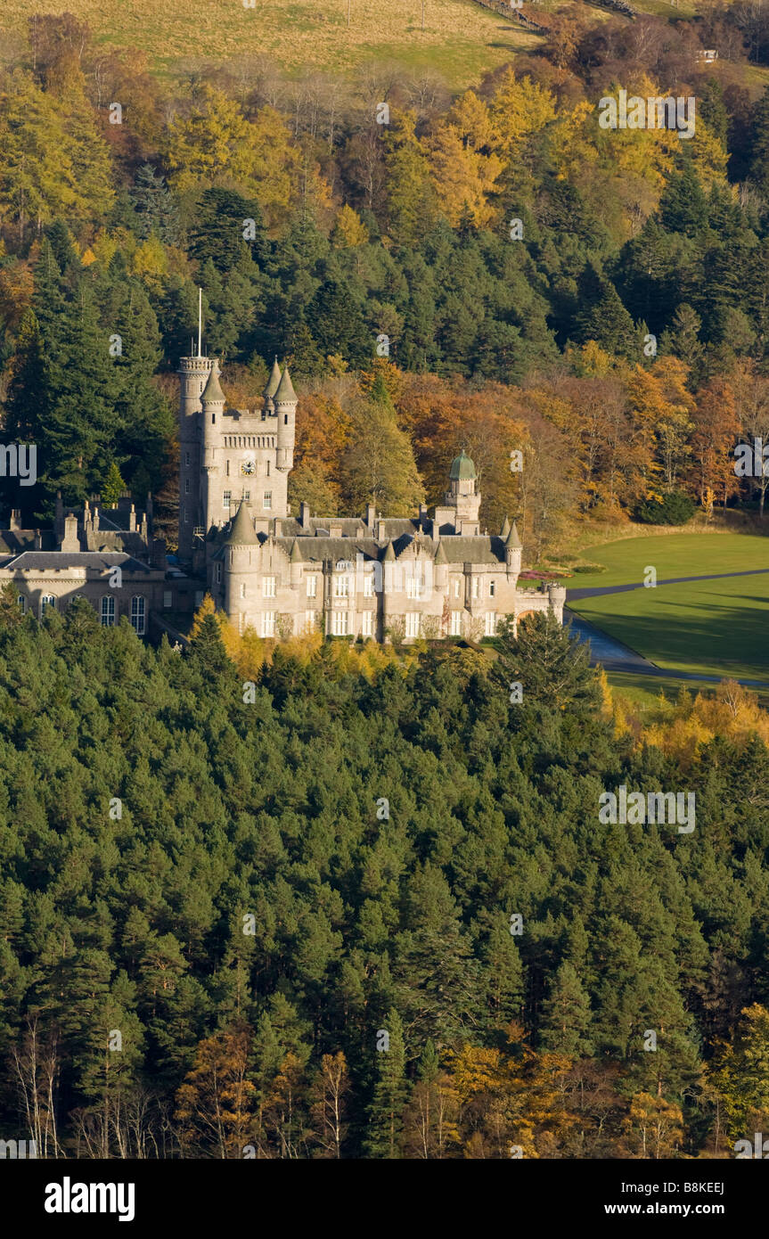 Il Castello di Balmoral, nella valle del fiume Dee in autunno, in Scozia. Foto Stock