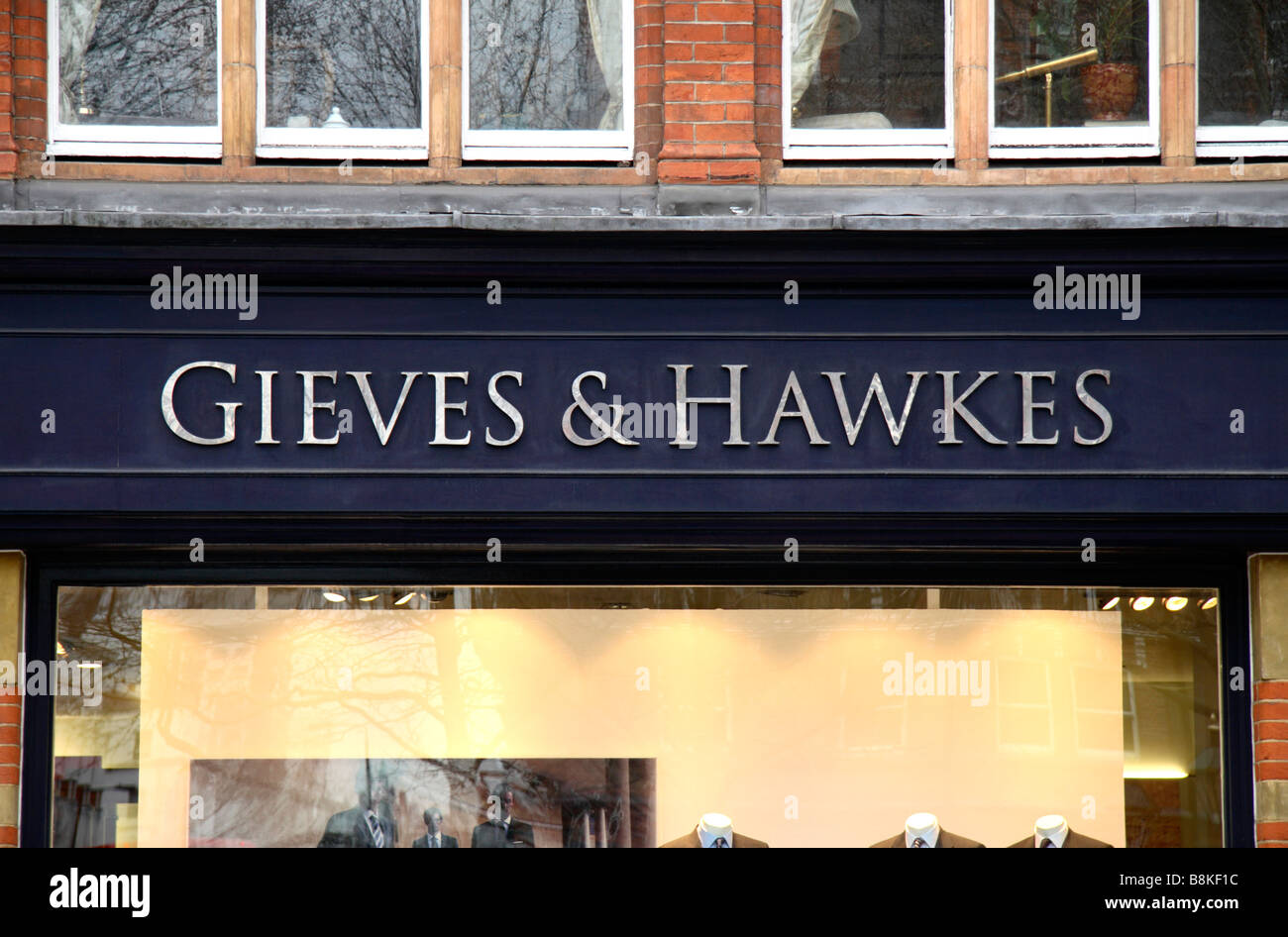 Un segno al di sopra del Gieves & Hawkes mens negozio di abbigliamento, Sloane Square, Londra. Feb 2009 Foto Stock