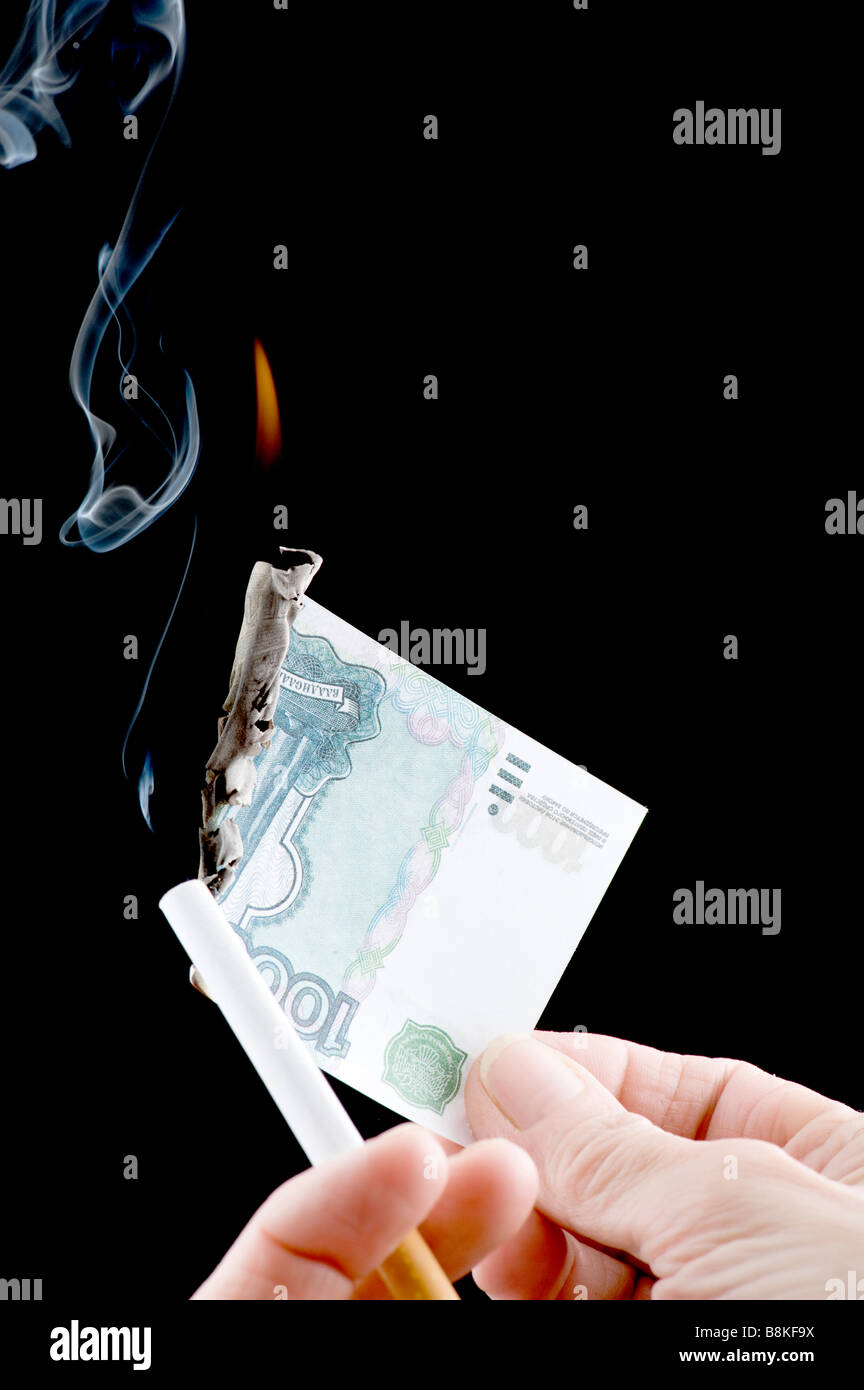 Oggetto sul nero valuta bruciando denaro cartaceo Foto Stock