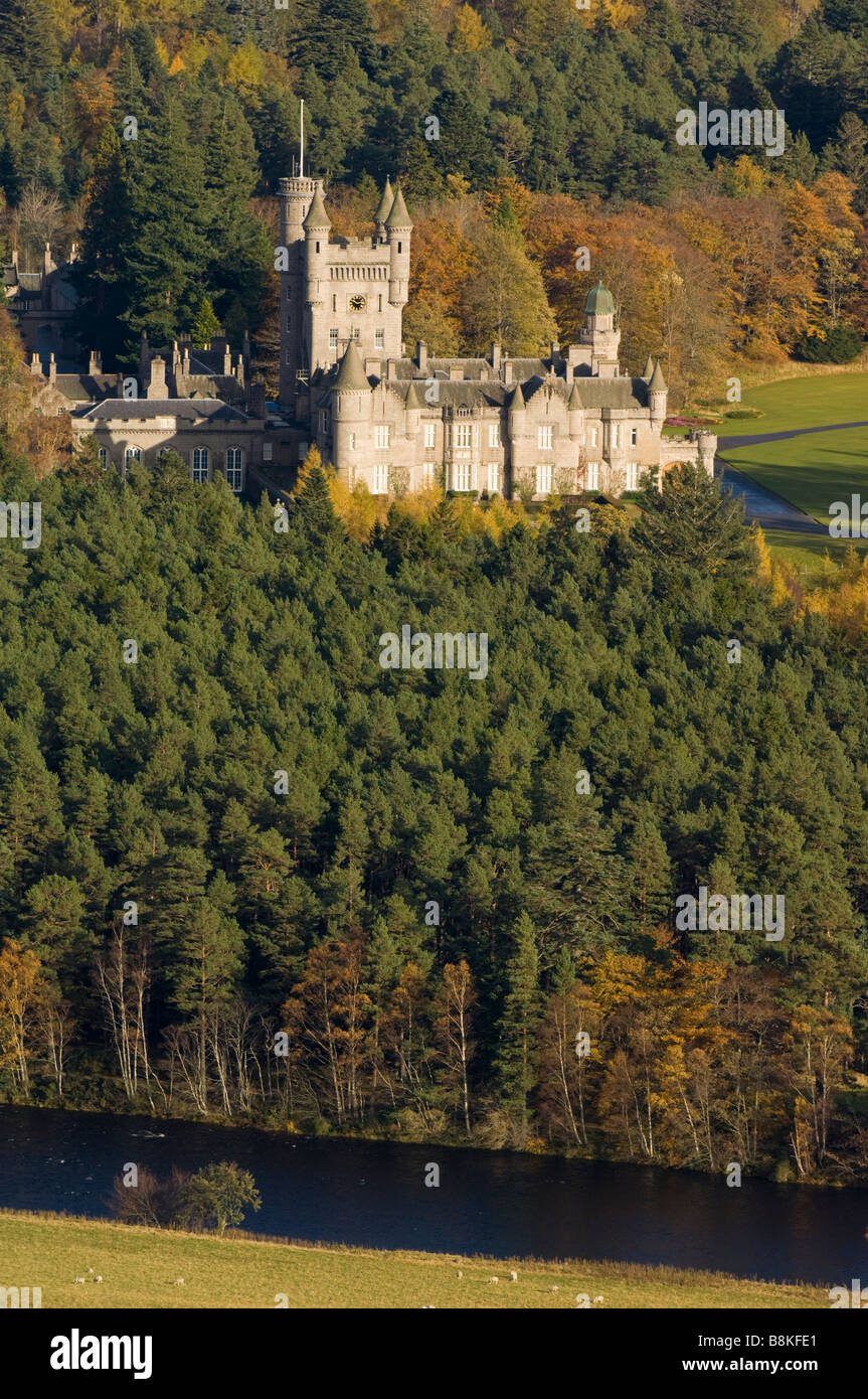 Il Castello di Balmoral, nella valle del fiume Dee in autunno, in Scozia. Foto Stock