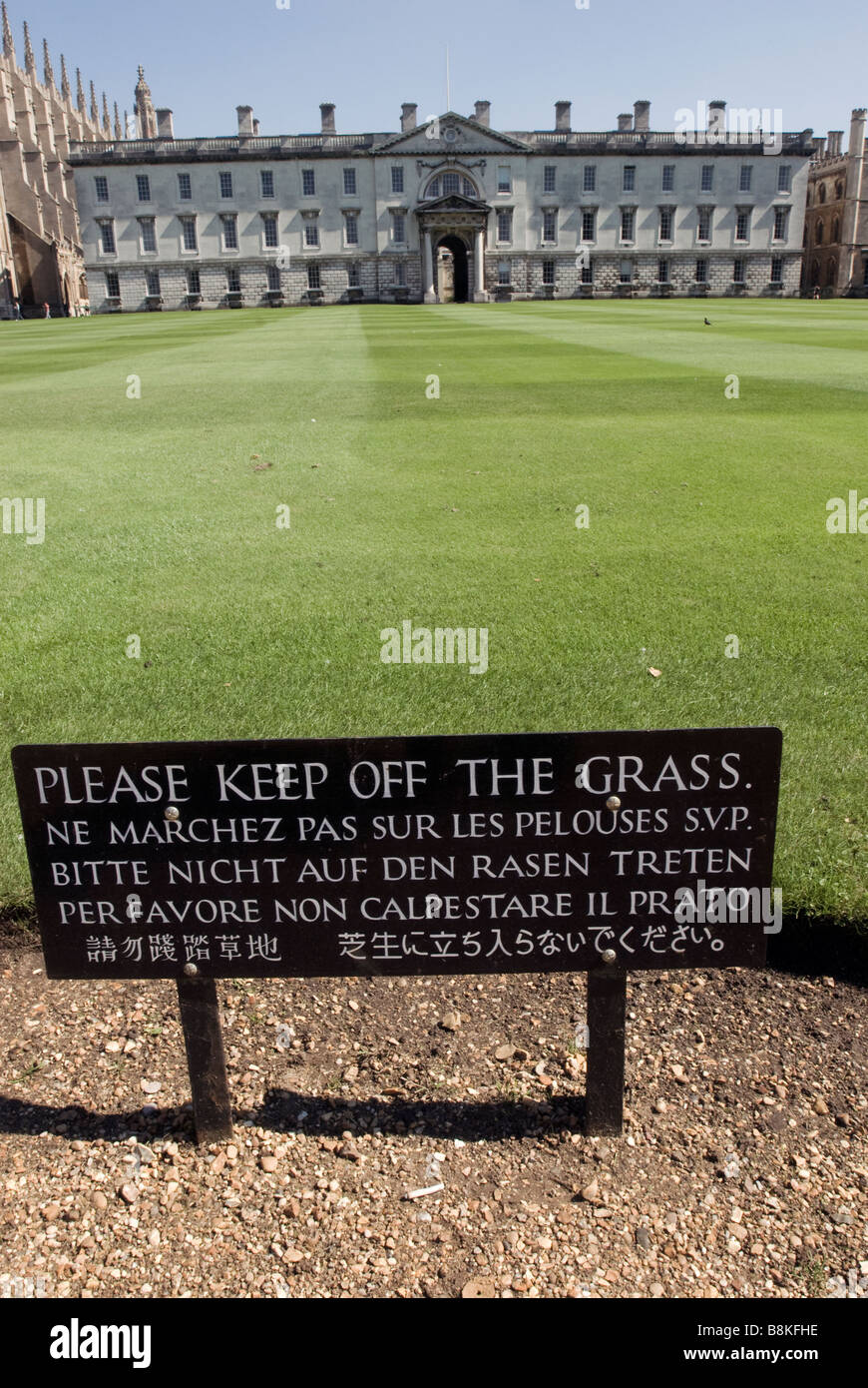 Tenere spento il segno di erba in Kings College di Cambridge Inghilterra England Foto Stock