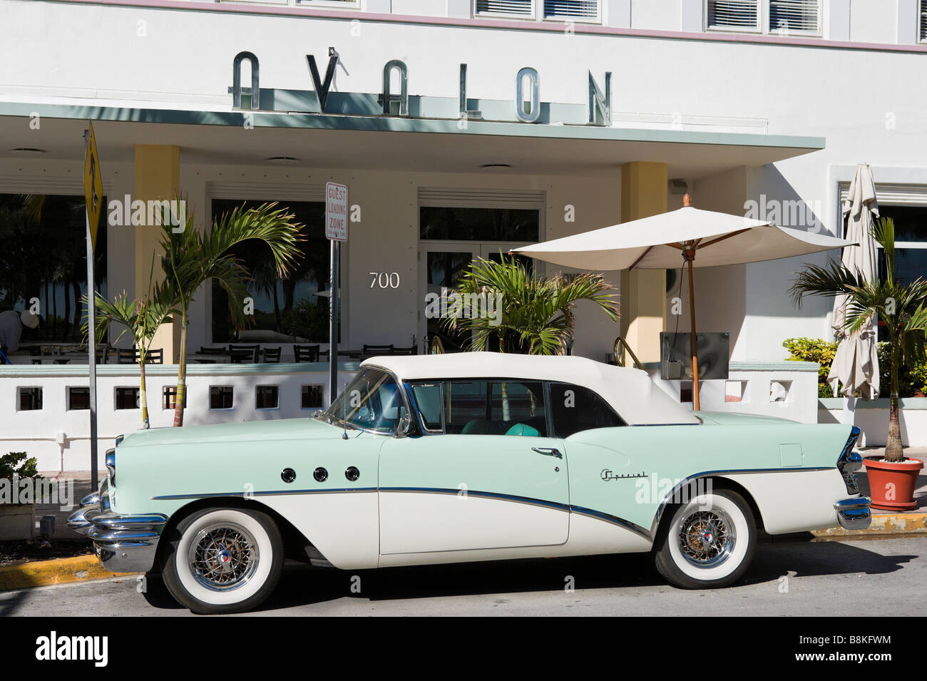 Anni Cinquanta la Buick convertibile speciale di fronte all'art deco Hotel Avalon su Ocean Drive e South Beach, Miami Beach, Florida Foto Stock