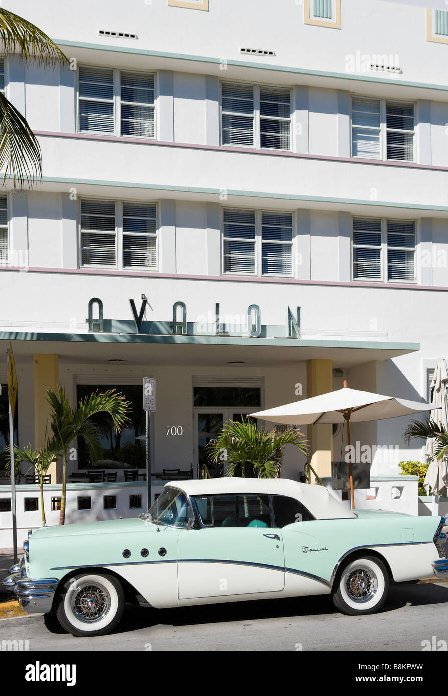Anni Cinquanta la Buick convertibile speciale di fronte all'art deco Hotel Avalon su Ocean Drive e South Beach, Miami Beach, Florida Foto Stock