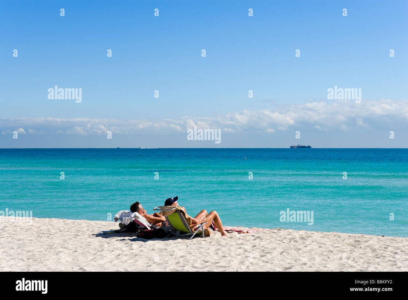Due uomini a prendere il sole sulla spiaggia di South Beach a Miami Beach, Gold Coast, Florida, Stati Uniti d'America Foto Stock