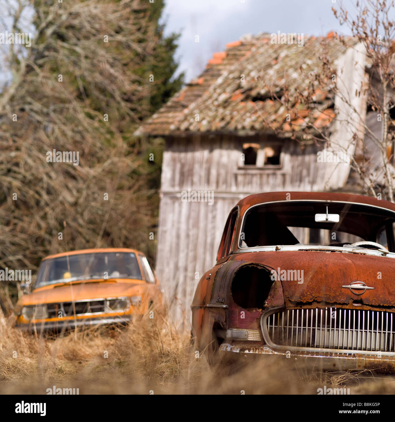 Vecchia auto davanti a una casa abbandonata Foto Stock
