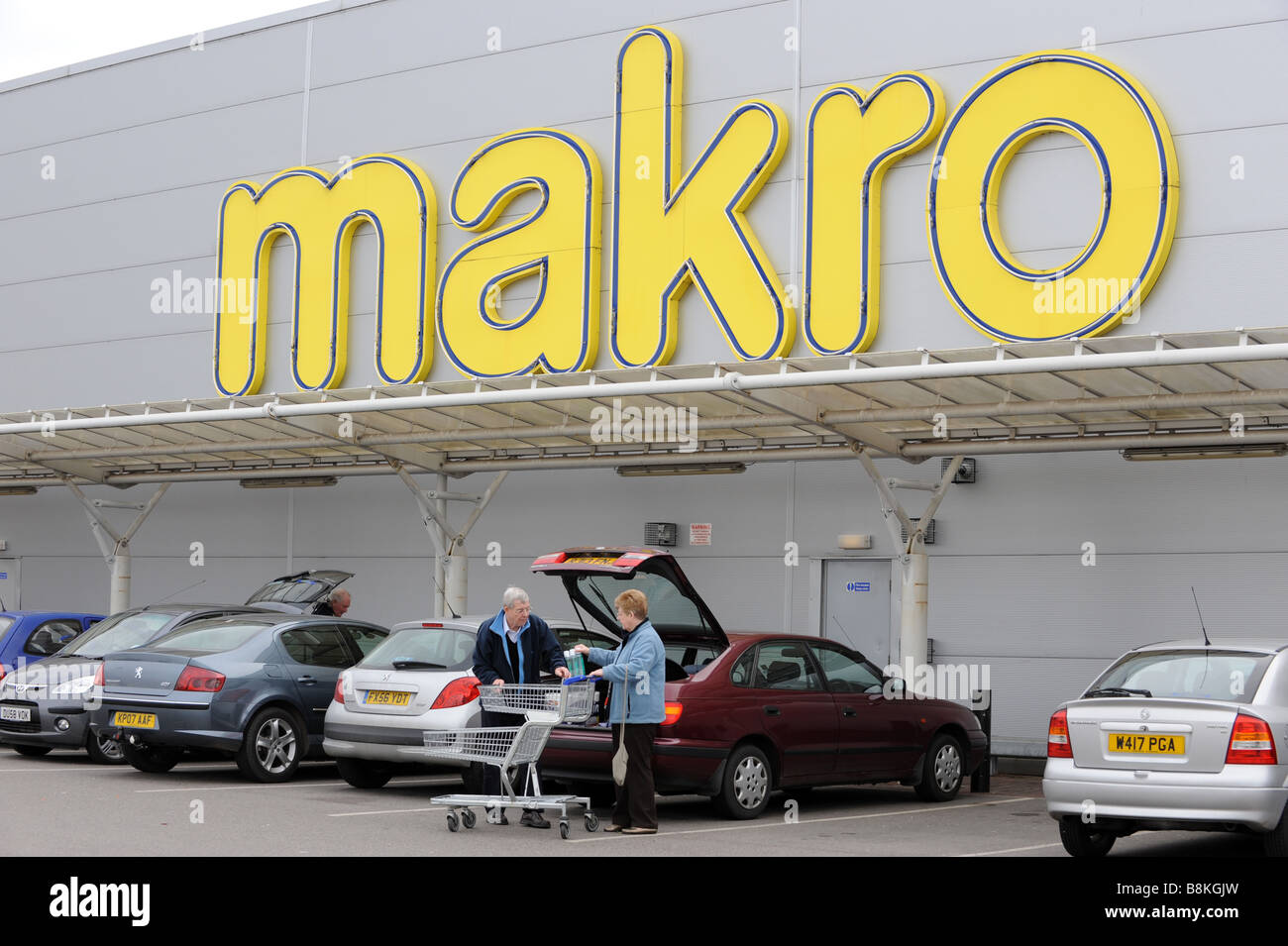 Gli amanti dello shopping al di fuori di Makro cash and carry supermercato Wednesfield Wolverhampton West Midlands England Regno Unito Foto Stock