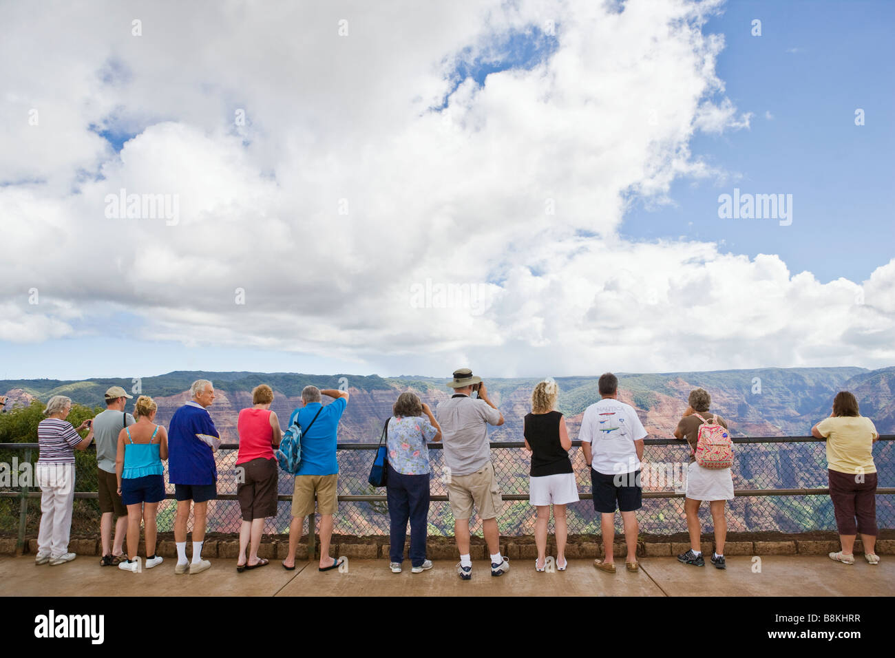 I turisti a piedi si affacciano sopra il Canyon di Waimea Waimea Canyon State Park Kauai Hawaii USA Foto Stock