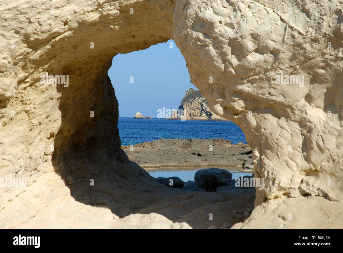 Vista attraverso la finestra di roccia al cappuccio Prim, Javea / Xabia, Provincia di Alicante, Comunidad Valenciana, Spagna Foto Stock