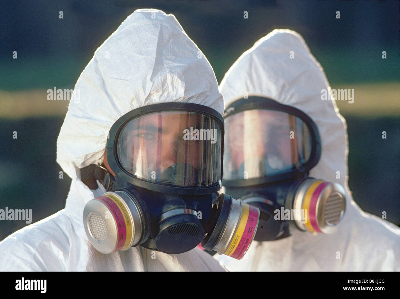 Due materiali pericolosi i lavoratori con maschere, respiratori e abbigliamento protettivo. Foto Stock