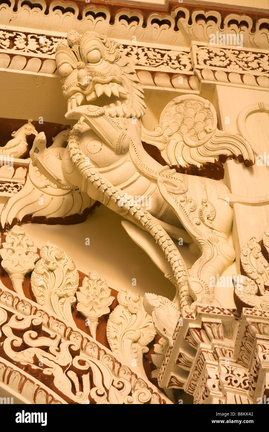 India Tamil Nadu Madurai Tirumalai Nayak Palace drago decorative essendo ristrutturato e riverniciato Foto Stock