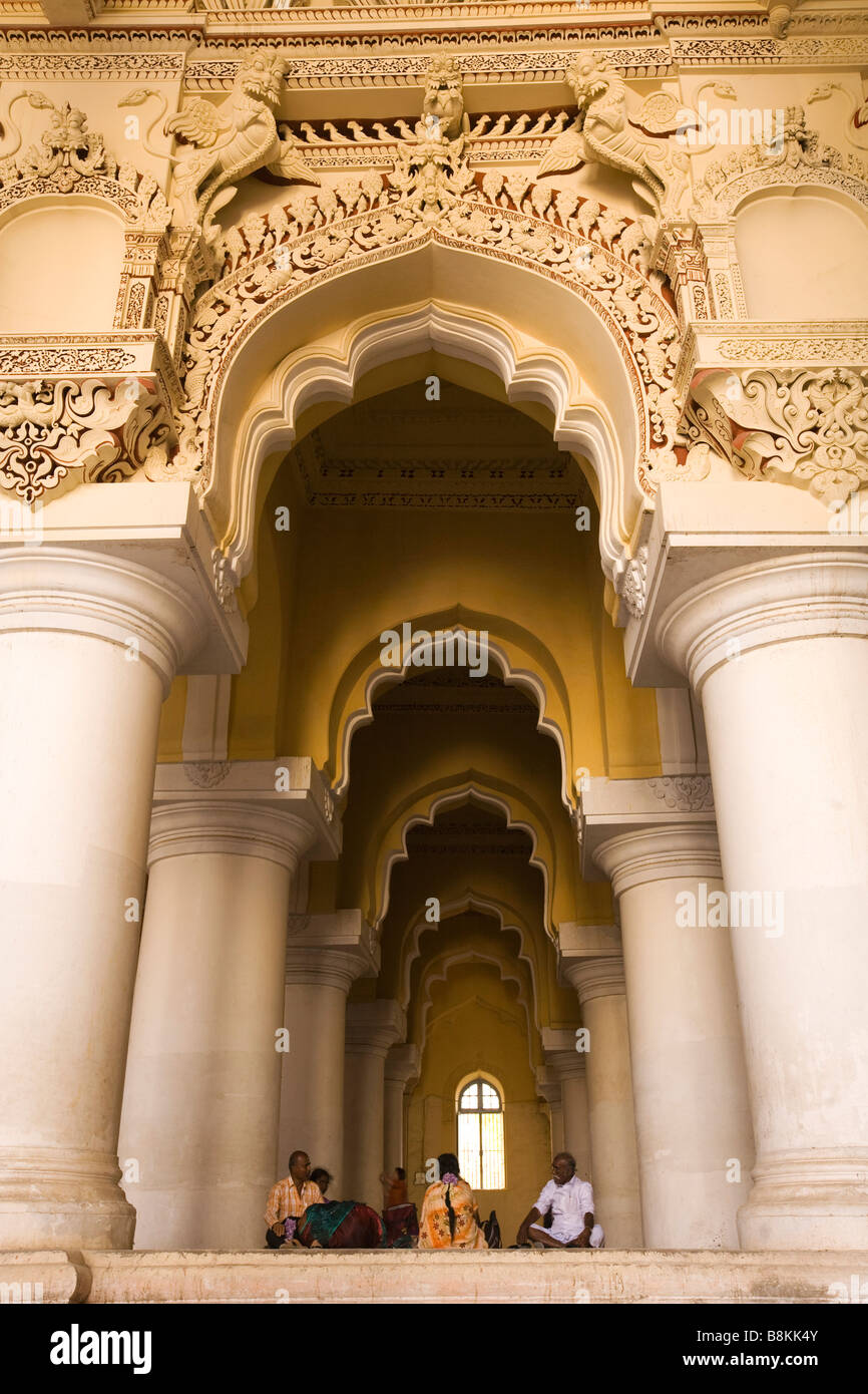 India Tamil Nadu Madurai Tirumalai Nayak Palace di persone al di sotto dei Naktsala sala da ballo pilastri ornati Foto Stock