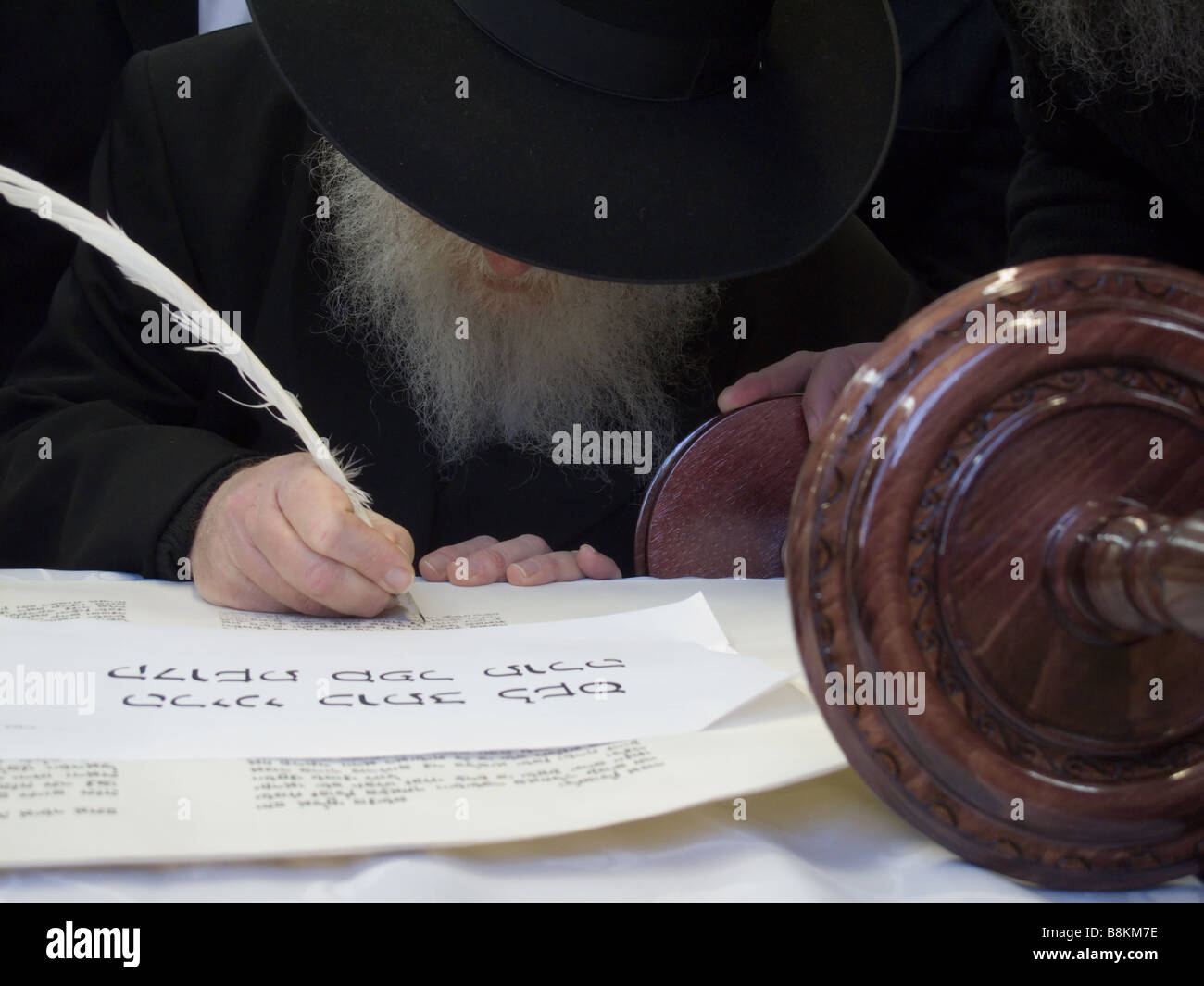 Religiosa ebraica uomo scrive lettere in un nuovo rotolo di Torah Foto Stock
