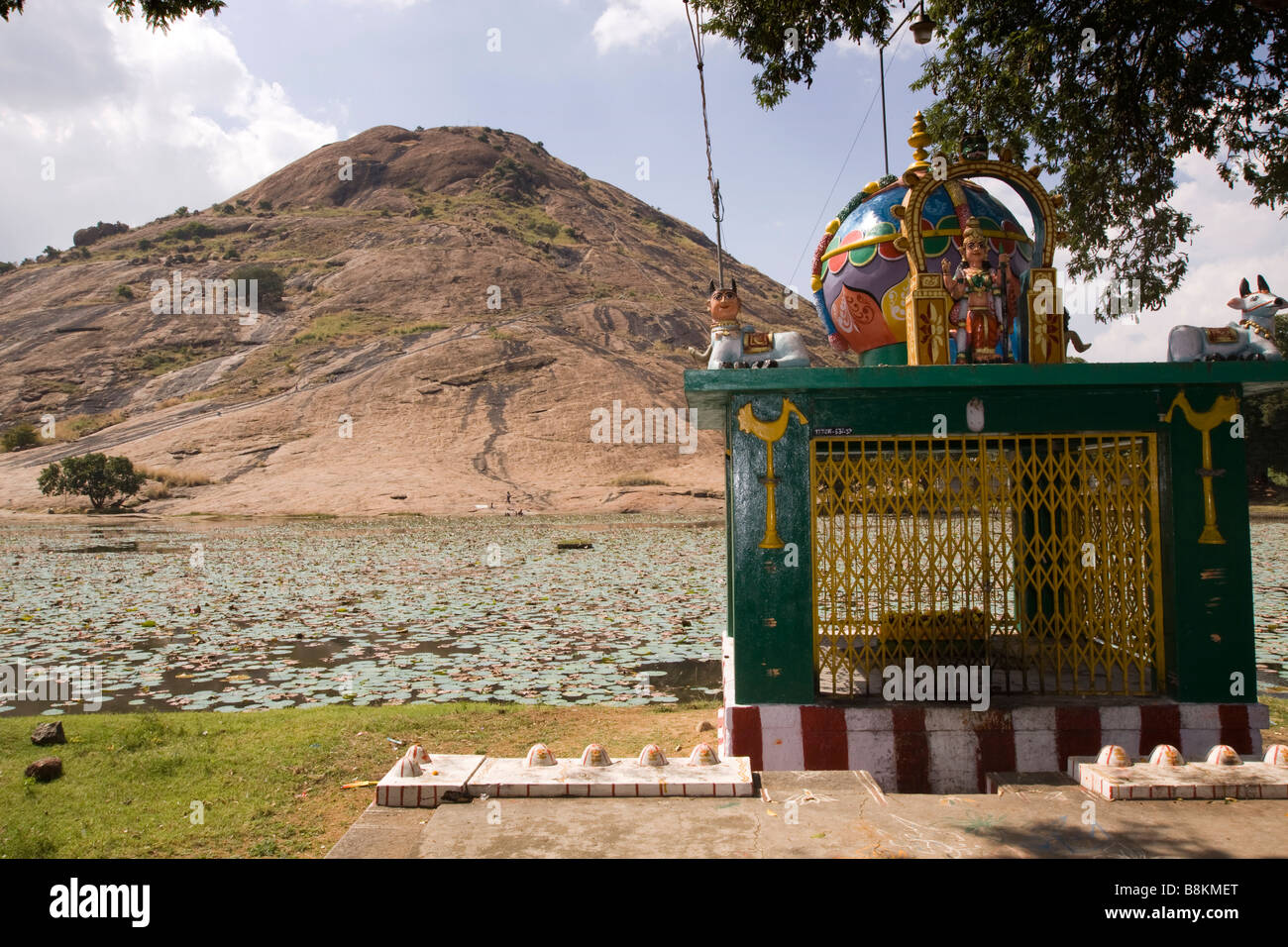 India Tamil Nadu Madurai Tidiyan tempio del villaggio accanto al serbatoio Foto Stock