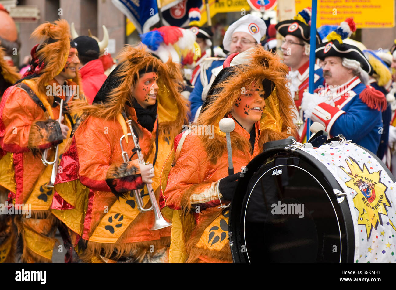 Colorato gruppo musicale marciando per le strade di Magonza durante la street parade di carnevale. Foto Stock