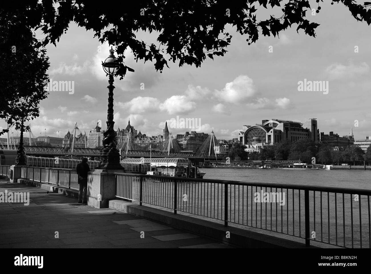 Il fiume Tamigi Londra cercando di Casa del Parlamento e dal Big Ben Foto Stock