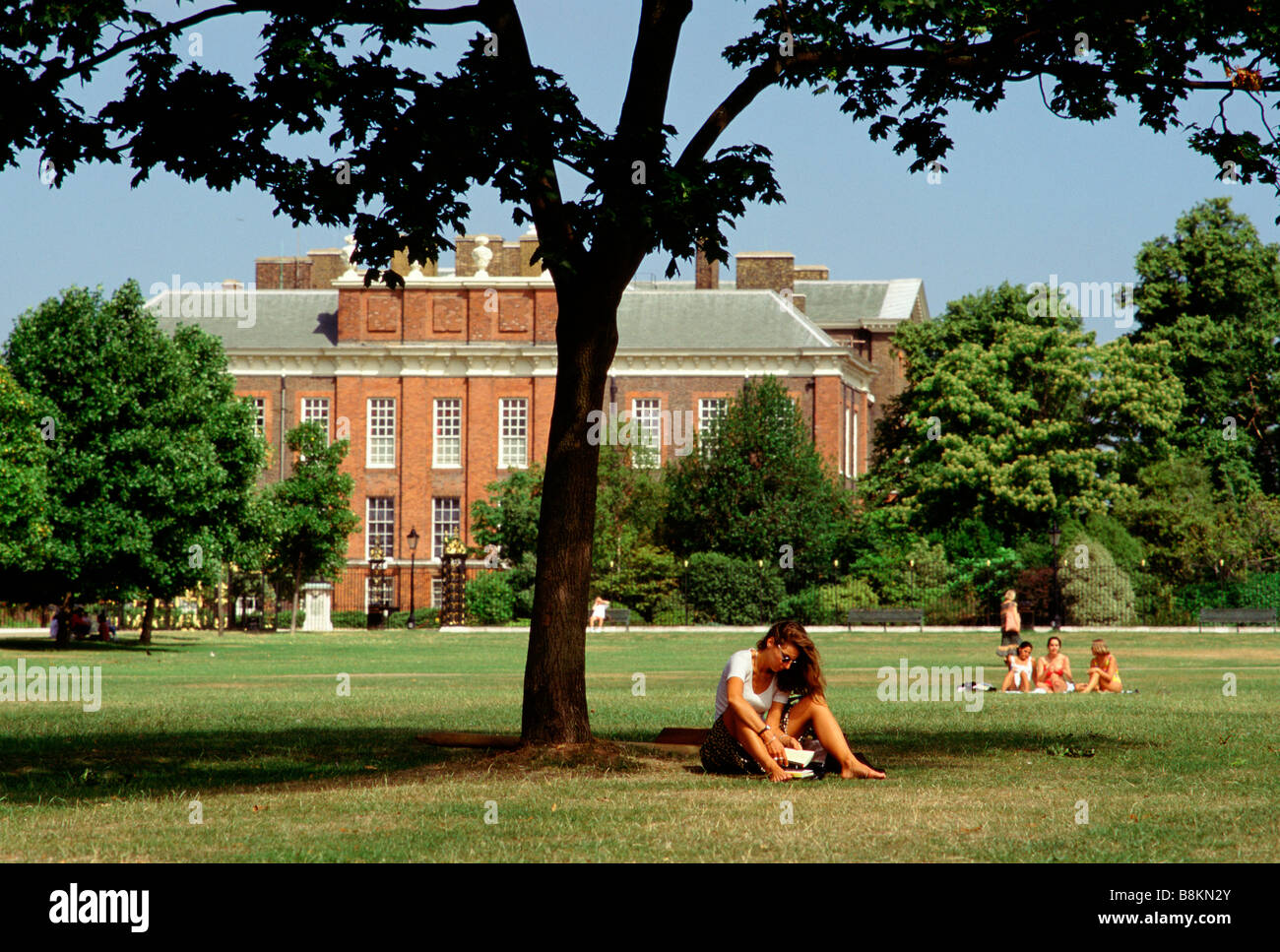 Le persone a rilassarsi in estate il sole in Kensington Gardens, Kensington Gardens, Londra, Inghilterra, 2002 Foto Stock