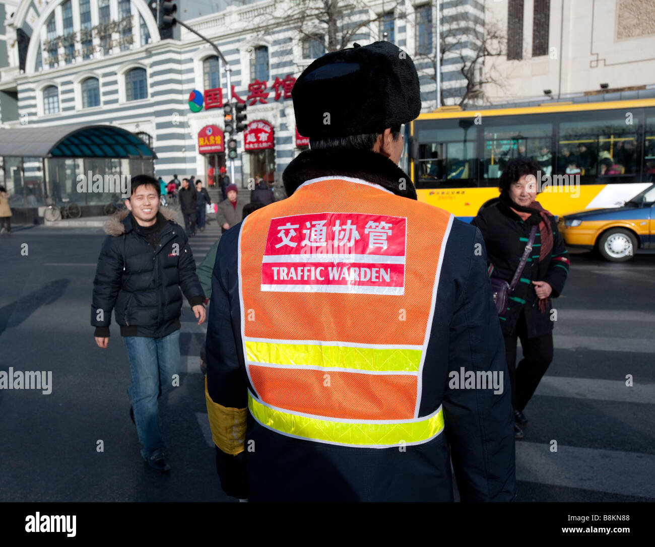 Warden del traffico su strada che attraversa in centrale di Pechino Cina 2009 Foto Stock