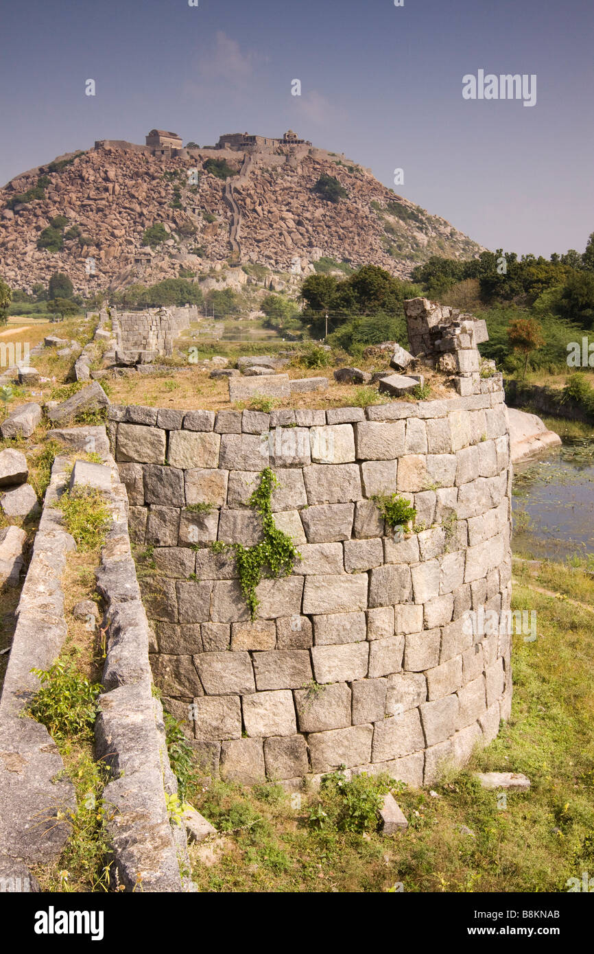 India Tamil Nadu Gingee Fort Krishnagiri hilltop fort mura e fossato Foto Stock