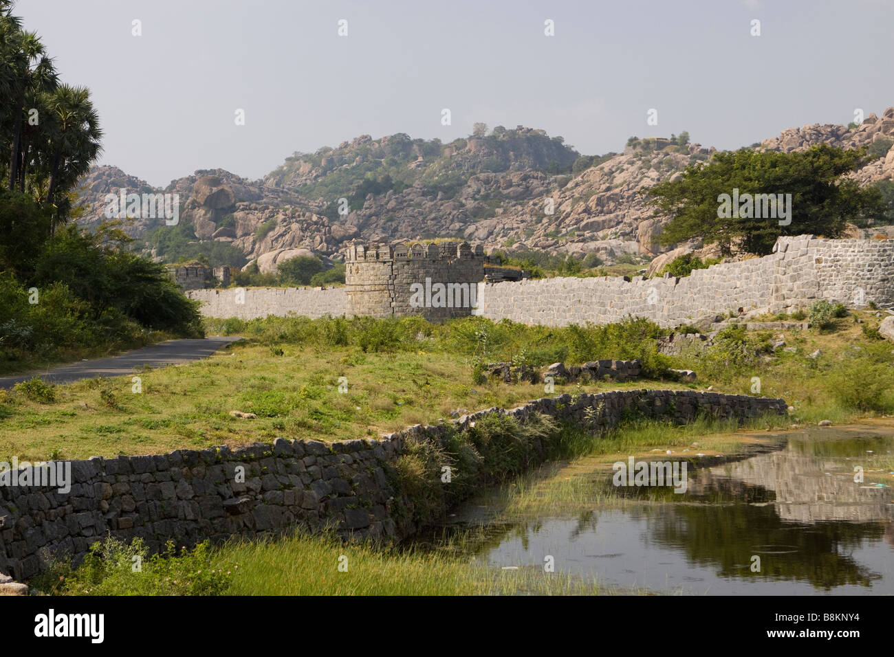 India Tamil Nadu Gingee Fort Rajagiri hilltop fort mura e fossato Foto Stock