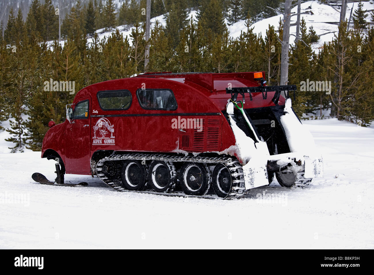 Snowcoach all'interno del Parco Nazionale di Yellowstone, Wyoming negli Stati Uniti. Foto Stock