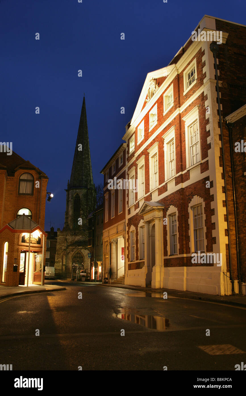 Città di York, Inghilterra. Vista serale di Fairfax House a York's Castlegate con la guglia di York St Mary's in background. Foto Stock