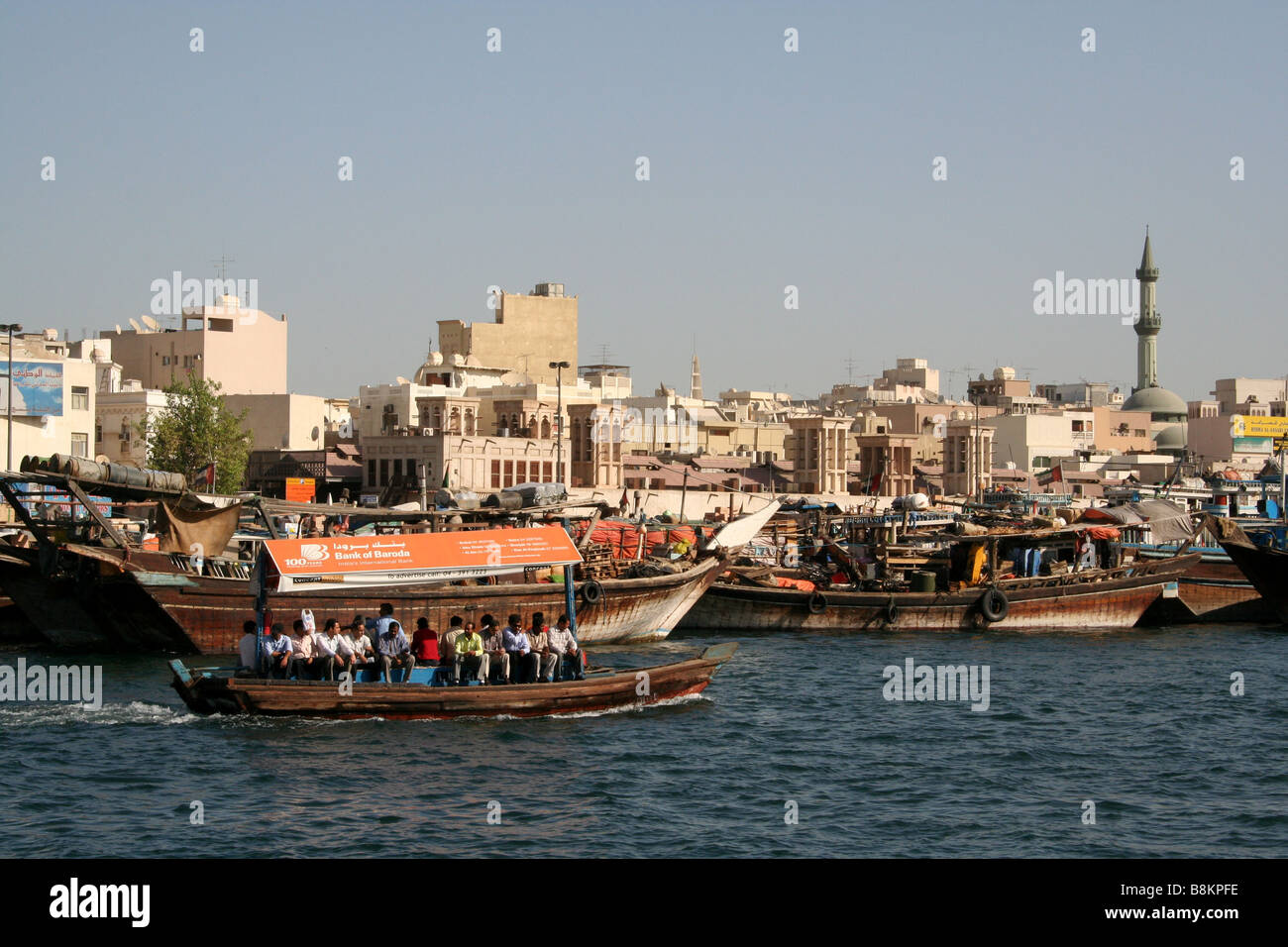 Abra tradizionale traversata in traghetto e Dubai Creek di Dubai negli Emirati arabi uniti Foto Stock