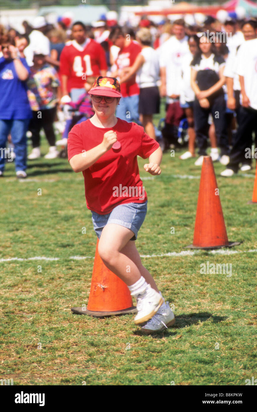 Special Olympics studente gare attraverso coni Foto Stock