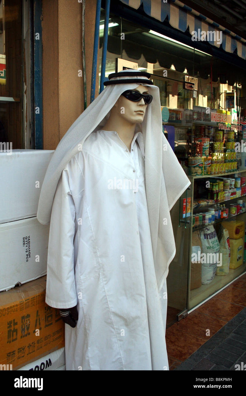 Modello/manichino vestito in abiti tradizionali nel Regno Emirato arabo di Dubai Foto Stock