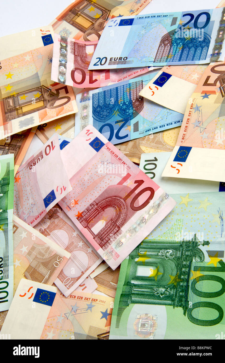Raccolta di varie banconote in euro esposte su una superficie in una disposizione vivace che cattura i dettagli e il design della valuta Foto Stock