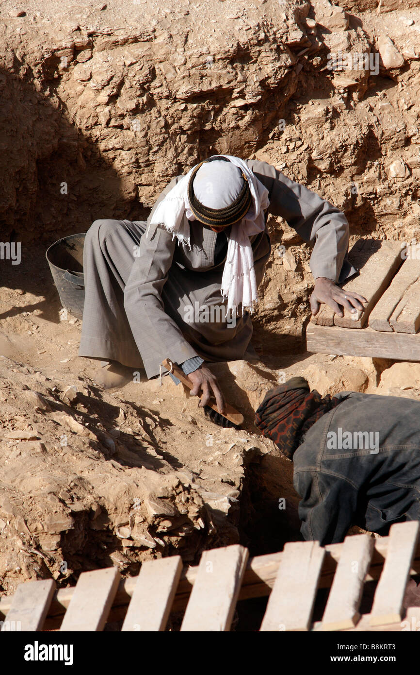 Operai egiziano e archeologi che lavorano su siti nella Valle dei Re nei pressi di Luxor in Egitto Foto Stock