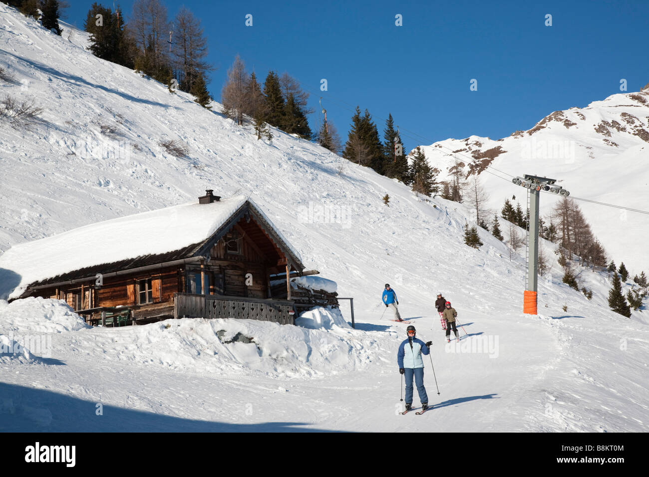 In discesa gli sciatori sciare giù Rauriser Hochalmbahnen piste da sci su Schwarzwand nelle Alpi austriache in inverno. Rauris Austria Europa Foto Stock