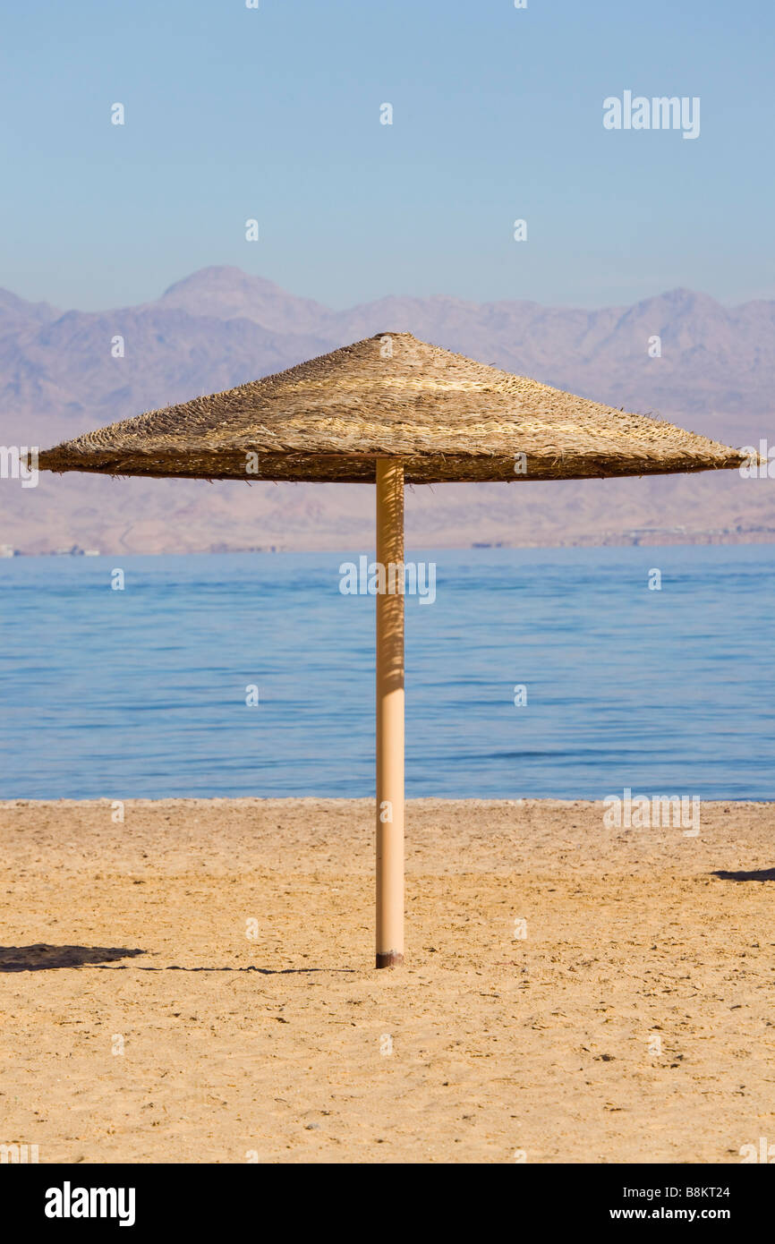 Un ombrellone di paglia su una spiaggia di sabbia sulla costa del Mar Rosso. Taba Heights Sinai Egitto Asia Foto Stock